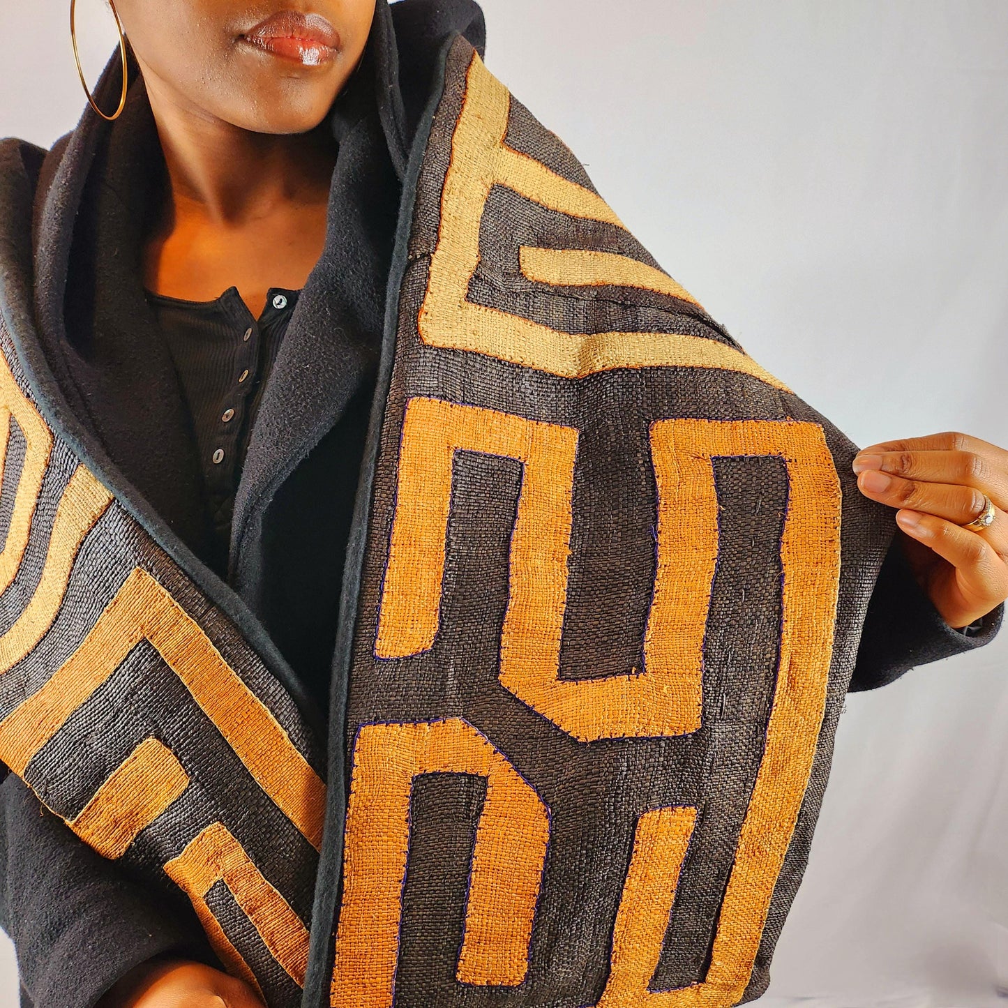 Écharpes en Tissu Kuba – Élégance et Tradition Africaine