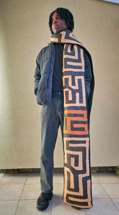 Écharpe en tissu Kuba marron, beige et orange à motifs géométriques, en vente chez Bushong Shop